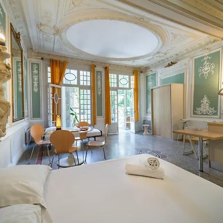 Le Versailles Unique Et Charme